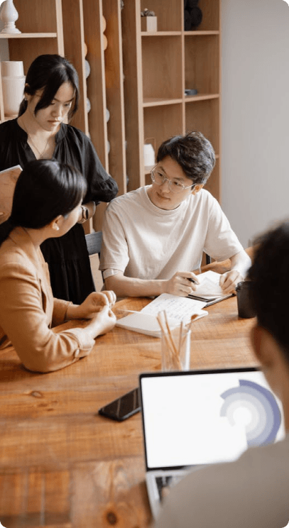 Líderes de comunidad colaborando en su estrategia de comercio social