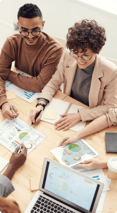 Creadores revisando las analíticas de su plataforma y el crecimiento de su comunidad